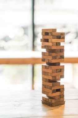 Tahta masadaki bloklar (jenga)