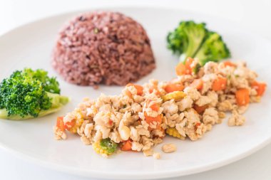 Stir Fried kıyılmış tavuk ve Berry pirinç havuç