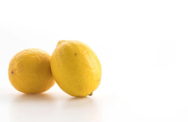 Verse citroen op witte achtergrond — Stockfoto