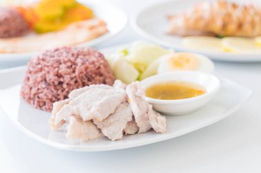 Baharatlı sos ve limon berry pirinç ile haşlanmış domuz eti