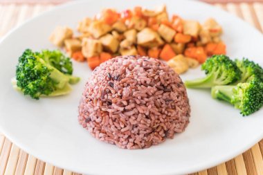 Kızarmış Tofu ve havuç Berry pirinç ilave edin