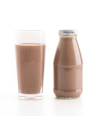 beyaz zemin üzerine çikolatalı süt