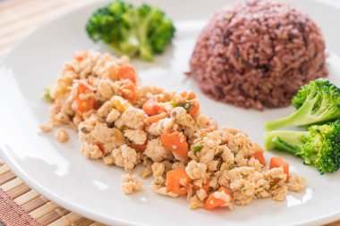 Stir Fried kıyılmış tavuk ve Berry pirinç havuç