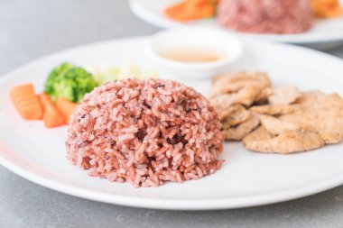 kızarmış tavuk berry pirinç ile sarımsak kara biber