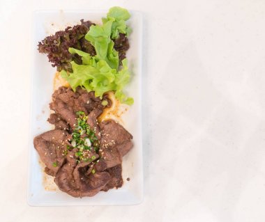 siyah sosunda pişmiş sığır eti