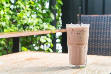 Ahşap masada buzlu çikolata.