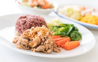 Kızarmış domuz sarımsak ve biber berry pirinç ile