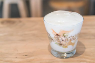 Yoğurtlu karışık meyve