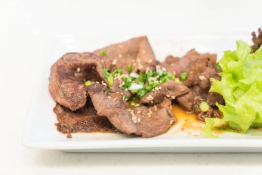 siyah sosunda pişmiş sığır eti