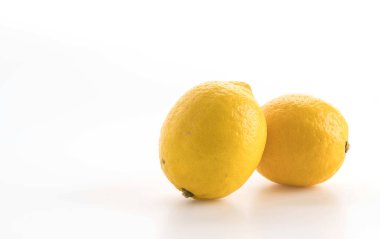 Beyaz arkaplanda taze limon
