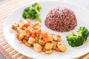 Kızarmış Tofu ve havuç Berry pirinç ilave edin