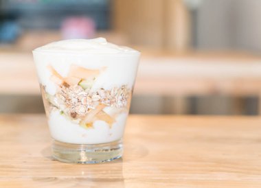 Yoğurtlu karışık meyve