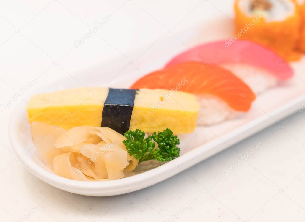 aburi nigiri set - japanese food