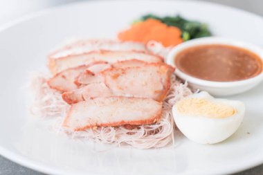 Mangalda kırmızı domuz soslu kepekli noodles ile