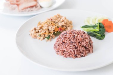 Kızarmış tavuk ile bitkisel sebze