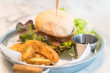 Teriyaki tavuk burger