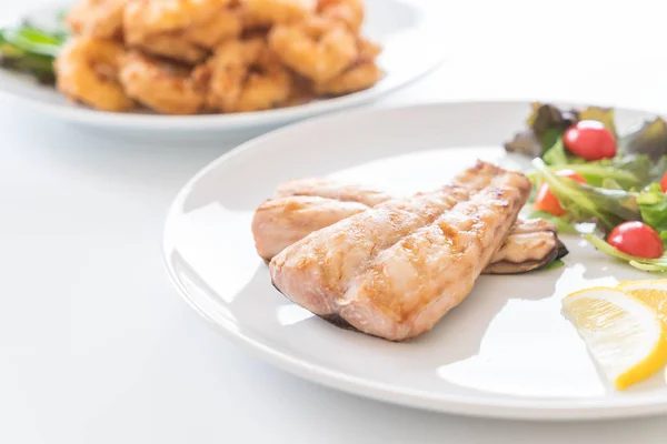 テーブルの上のサバ魚ステーキ — ストック写真