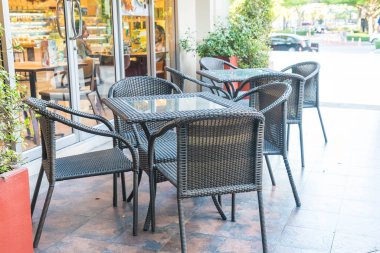 Boş masa ve sandalye 