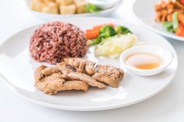 kızarmış tavuk berry pirinç ile sarımsak kara biber