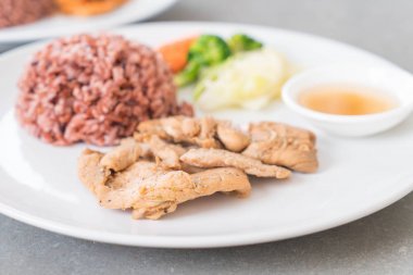 kızarmış tavuk berry pirinç ile sarımsak kara biber