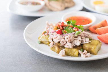 Baharatlı soslu ızgara tavuk