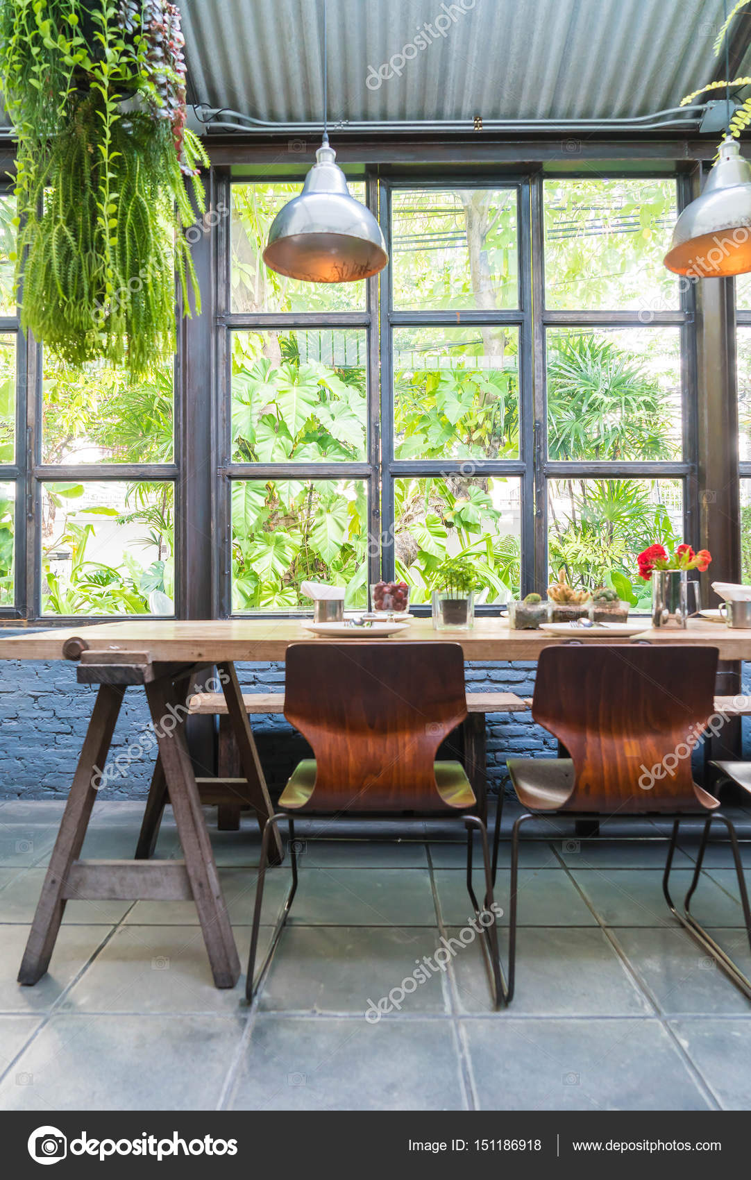 Un moderno comedor con mesa y sillas en una cafetería. — Foto de stock