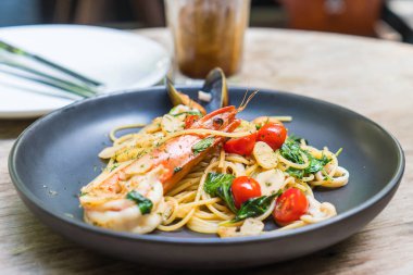 tavada kızartılmış spagetti deniz ürünleri 