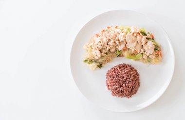 Kızarmış erişte ve berry pilavlı tavuk