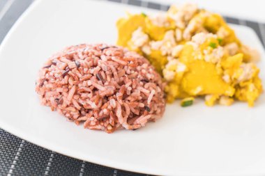 Berry pilav ile kabak kızarmış yumurta