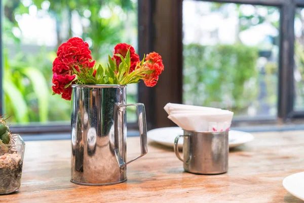 Flores vermelhas decoração na mesa — Fotografia de Stock