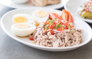 Yumurta salatası baharatlı kıyılmış domuz