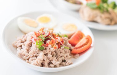 Yumurta salatası baharatlı kıyılmış domuz