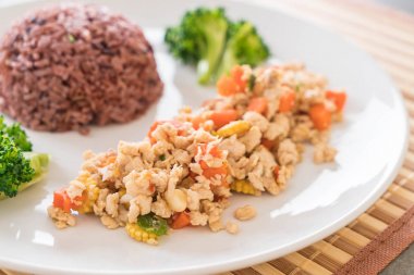 Stir Fried kıyılmış tavuk ve Berry pirinç havuç