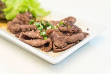 siyah sosunda pişmiş sığır eti