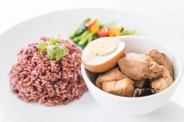 Yumurta ve berry pilav ile kahverengi sos Tavuk