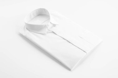 Beyaz arka plan üzerinde beyaz gömlek