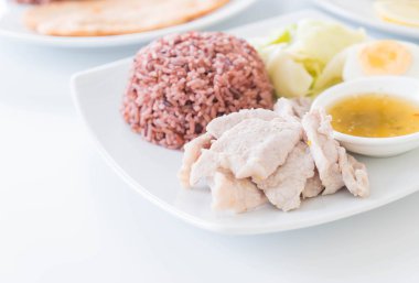 Baharatlı sos ve limon berry pirinç ile haşlanmış domuz eti