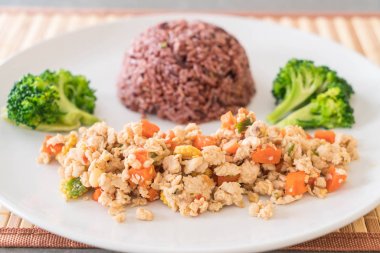 Stir Fried kıyılmış tavuk ve Berry pirinç havuç