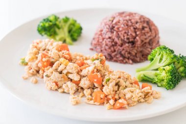 Stir Fried kıyılmış tavuk ve Berry pirinç havuç