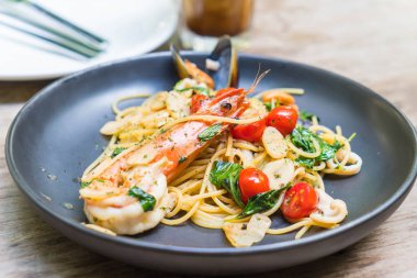 tavada kızartılmış spagetti deniz ürünleri 