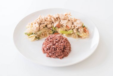 Kızarmış erişte ve berry pilavlı tavuk