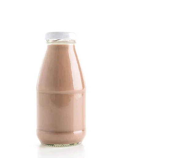 Шоколадне молоко на білому тлі — стокове фото