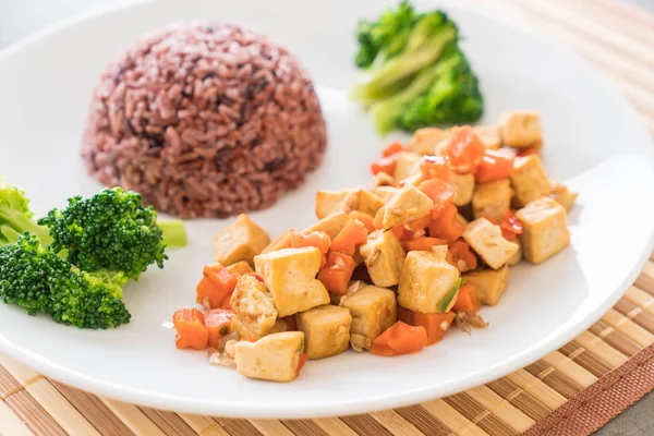 Remover el tofu frito y la zanahoria con arroz de bayas — Foto de Stock