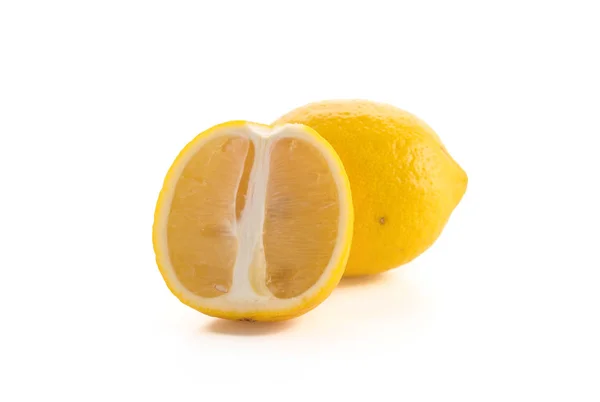 Limão fresco sobre fundo branco — Fotografia de Stock
