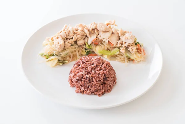 Vermicelli frito y pollo con arroz de bayas —  Fotos de Stock