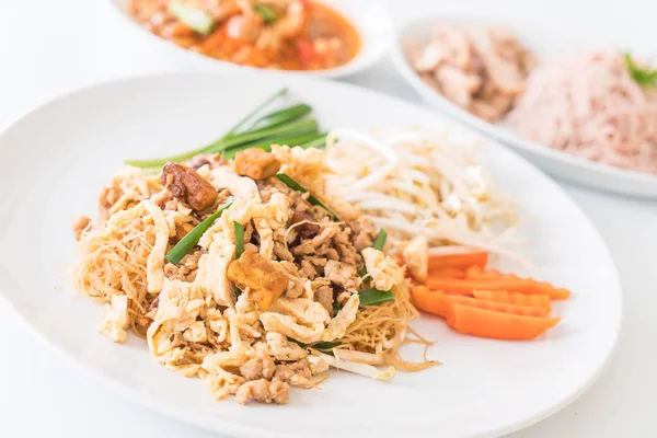 Míchejte smažit nudle v thajském stylu — Stock fotografie