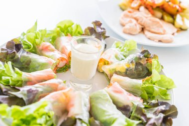 Taze sebzeli makarna, diyet yemek, temiz yemek, salata.