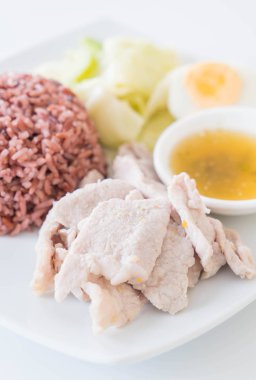 Baharatlı sos ve limon berry pirinç ile haşlanmış domuz eti