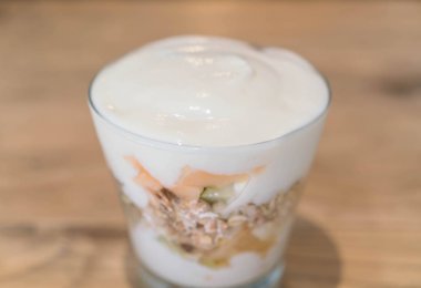 Yoğurtlu karışık meyve