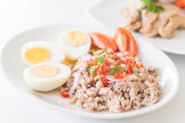 Yumurta salatası baharatlı kıyılmış domuz